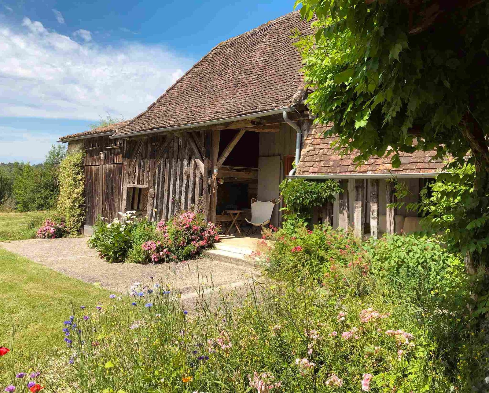 Private pool and gardens at Chez Le Vigneron, holiday home in Monfaucon, Dordogne (8)